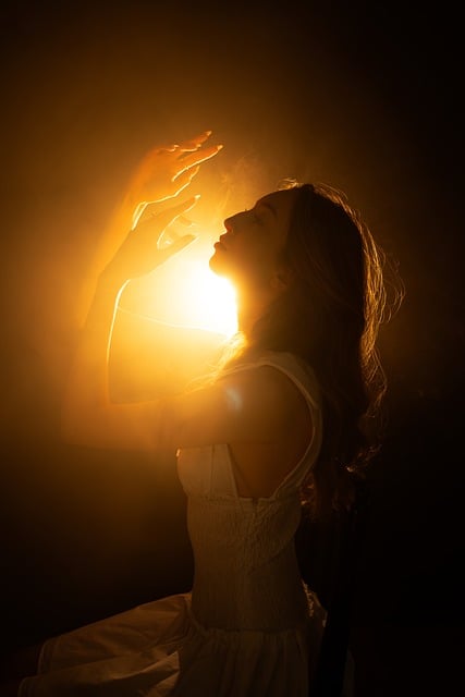 equipo editorial revisando contenidos de educación financiera en una oficina